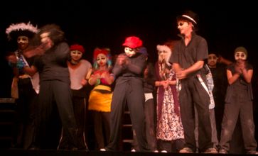 Theater in El Molino, jongelui spelen scenes uit het leven van alledag in Paraguay